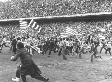 La afición celebra sobre el césped del Calderón la Liga de 1973.