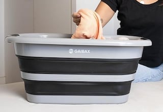 Así es el cesto plegable para la ropa que también es un barreño: no huele y se vende en dos colores