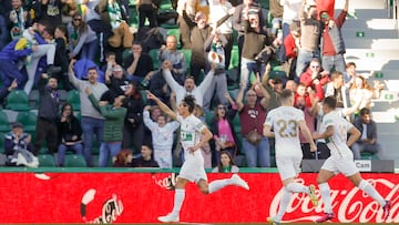 ELCHE (ALICANTE), 04/02/2023.- El delantero del Elche, Pere Milla (i) celebra el gol de su equipo durante el partido de fútbol correspondiente a la J20 de LaLiga Santander que se juega este sábado en el Estadio Martínez Valero de la ciudad ilicitana entre el Elche CF y el Villarreal CF. EFE/Miguel Ángel Polo
