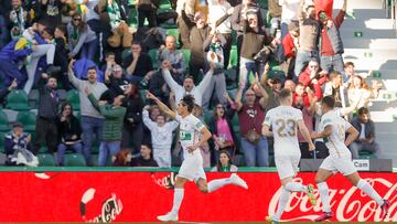 ELCHE (ALICANTE), 04/02/2023.- El delantero del Elche, Pere Milla (i) celebra el gol de su equipo durante el partido de f¨²tbol correspondiente a la J20 de LaLiga Santander que se juega este s¨¢bado en el Estadio Mart¨ªnez Valero de la ciudad ilicitana entre el Elche CF y el Villarreal CF. EFE/Miguel ?ngel Polo