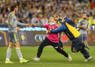 Un expontáneo saltó al terreno de juego en un intento por llegar a Gareth Bale