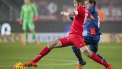Guardado dio la asistencia para el segundo gol del PSV ante el Twente. 