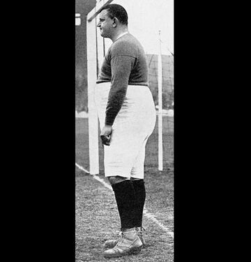 Futbolista inglés de principios del siglo XX, William Foulke llegó a pesar al final de su carrera 150 kg.