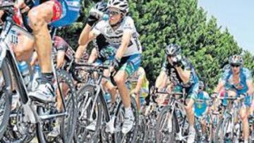 <b>ANTES DE LA BATALLA. </b>Hincapié, campeón estadounidense, con Alberto Contador a su rueda, conduce a un tranquilo pelotón. Luego llegaría el ataque de Astaná.