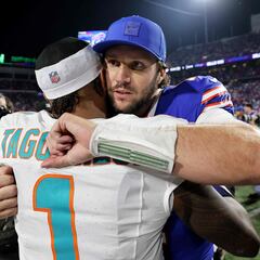 Josh Allen ties Patrick Mahomes with record-setting performance as Bills beat Dolphins on Thursday Night Football