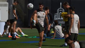 Los Angeles (United States), 24/07/2023.- FC Barcelona's Robert Lewandowski during a training session at LA Memorial Coliseum in Los Angeles, California, USA, 24 July 2023. FC Barcelona is in the US for their 2023 preseason tour which will play a match in Los Angeles against Arsenal on 26 July 2023. EFE/EPA/ALLISON DINNER
