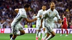 Asensio acude a felicitar a Cristiano por uno de sus goles al Sevilla.