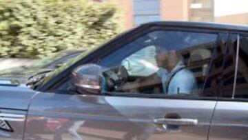 El delantero colchonero, a su salida de la clínica Cemtro de Madrid.