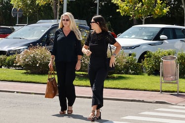 Nina Wendelboe-Larsen e Isabelle Junot llegan al tanatorio de Tres Cantos donde se celebró el funeral por Caritina Goyanes.
