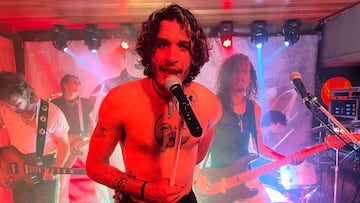 Momento de la actuación de Ultraligera en el Gran Café de León, con Gisme en primer plano, Coque Fernández, guitarrista, la izquierda, por delante de Kash, también guitarrista. A la derecha, a la batería, Martín Aparicio y, por delante, Santi Urruela, bajista.