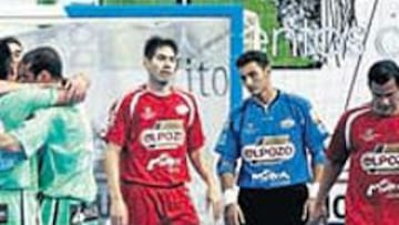 <b>ABRAZOS. </b>Los jugadores del Interviú celebran el gol de Bertoni.