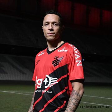 El fútbol brasileño fichó también a Adriano Correia, futbolista que pasó por las filas del Sevilla, Barcelona y Besiktas. Ahora jugará con el Atlético Paranaense.