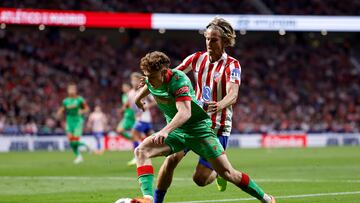 Víctor Muñoz pelea un balón con Marcos Llorente.
