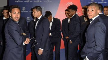 La plantilla del PSG celebra la cena ben&eacute;fica del a&ntilde;o