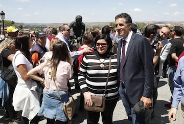 Indurain se fotografió con cientos de aficionados.