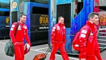 <b>SIGUE EL CONFLICTO. </b>Miembros de Ferrari pasan delante de los camiones de la FIA. Una imagen que podría desaparecer...