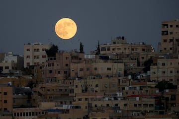 Imagen del eclipse lunar con luna de sangre 2018 desde Amán, la capital de Jordania.