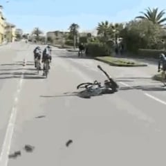 Monumental susto en la Tirreno: un bache hace añicos la bici