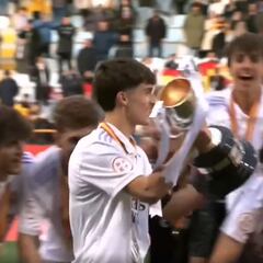 El señorío de los juveniles de Arbeloa en la foto de campeones