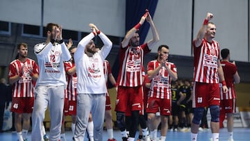 Ángel Montoro, el primero por la derecha, con la camiseta del Olympiakos.