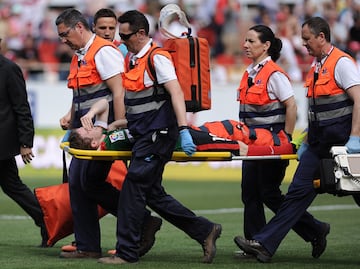 Iker Muniain vivió la cara más amarga del deporte cuando se lesionó gravemente la rodilla en el Sánchez Pizjuán. El jugador navarro se perdió 6 meses de competición.