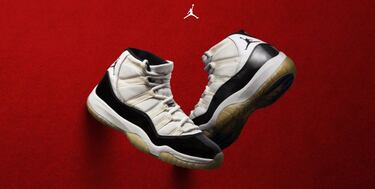 Cuando Tinker Hatfield las diseñó, Jordan todavía estaba jugando al béisbol. Pero volvió y su regreso fue con este modelo con el que fue MVP, MVP del All-Star, MVP de las Finales y campeón. Por si fuera poco, fueron las que llevó el jugador en Space Jam. El detalle que más llama la atención es el material brillante en la base. 
