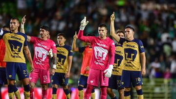 Jugadores de Pumas festejan con la afición el empate contra el León.