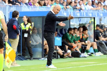 Sergio Pellicer, dando instrucciones durante el Málaga - Eibar.