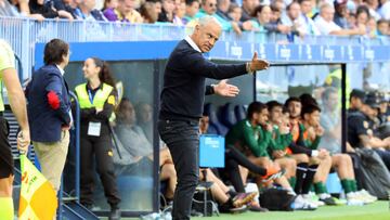 Sergio Pellicer, dando instrucciones durante el M¨¢laga - Eibar.