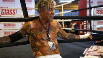 Mickey Rourke est&aacute; en forma y ha perdido 15 kilos para su regreso.
 