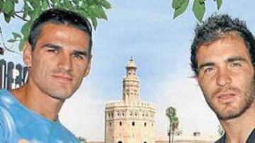 <b>EN PAZ. </b>Juanito y Maresca se saludan al lado del Guadalquivir. Pidieron a los hinchas que eludiesen los altercados.