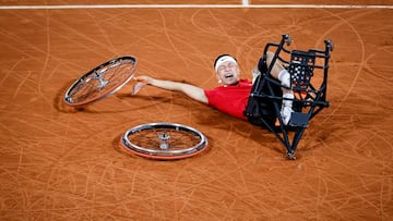 El tenista en silla japonés Tokito Oda celebra su victoria en la final de los Juegos Paralímpicos de París en la fotografía captada por Frank Molter, foto del año 2024 para la ITF.