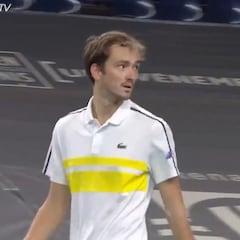 ¿Se imaginan a Nadal haciendo esto tras ganar? Medvedev manchando el legado del tenis...
