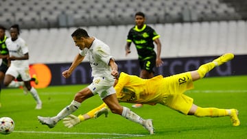 Soccer Football - Champions League - Group D - Olympique de Marseille v Sporting CP - Orange Velodrome, Marseille, France - October 4, 2022 Olympique de Marseille's Alexis Sanchez in action with Sporting CP's Franco Israel REUTERS/Eric Gaillard