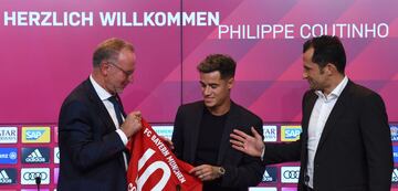 El CEO del Bayern, Karl-Heinz Rummenigge y el director deportivo Hasan Salihamidzic, los encargados de la presentación de Coutinho. 