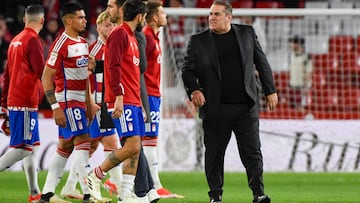 GRANADA, 04/04/2024.- El entrenador del Granada, José Ramón Sandoval (d), conversa con sus jugadores al término del partido de LaLiga que Granada CF y Valencia CF han disputado este jueves en el estadio Nuevo Los Cármenes. EFE/Miguel Ángel Molina
