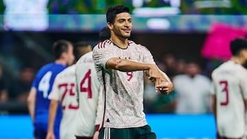 Raúl Jiménez se quedó con una butaca del Estadio Azteca previo a su remodelación