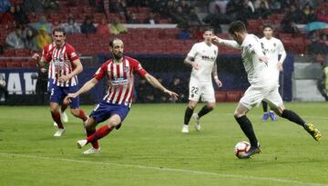 ??EMPATA GAMEIRO!! ?Recibi¨® Santi Mina el bal¨®n dentro del ¨¢rea, hizo un sombrero precioso para superar a God¨ªn y le dio el pase de la muerte para que el franc¨¦s solo tuviera que empujarla ante Oblak!