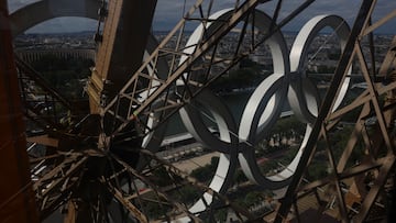 PARÍS (FRANCIA), 23/07/2024.- Fotografía de la Torre Eiffel con el símbolo de los Juegos Olímpicos 2024 este martes, en París. EFE/ SASHENKA GUTIÉRREZ