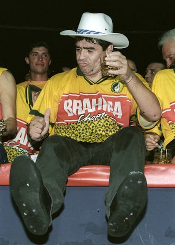 Diego Maradona viendo los desfiles de Carnaval en el Sambódromo de Río de Janeiro, Brasil, el 23 de febrero de 1998.