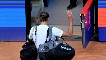 Tennis - Hamburg European Open - Am Rothenbaum, Hamburg, Germany - May 21, 2025 Germany's Alexander Zverev walks off the court after losing his round of 16 match against France's Alexandre Muller REUTERS/Fabian Bimmer