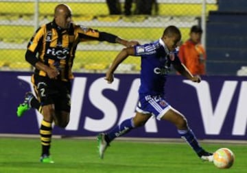 BOL01. LA PAZ (BOLIVIA), 17/03/2015.- Leandro Benegas (d) de Universidad de Chile ante Germán Centurión (i) de The Strongest hoy, martes 17 de marzo de 2015, durante un partido por la Copa Libertadores realizado en el Estadio Hernando Siles de La Paz (Bolivia). EFE/Martin Alipaz