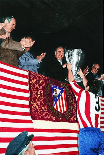 A Isacio Calleja, capit¨¢n rojiblanco en la temporada 1969-1970 le correspondi¨® recibir el sexto trofeo liguero conseguido por el Club Atl¨¦tico de Madrid. Los goles de Luis Aragon¨¦s y Jos¨¦ Eulogio G¨¢rate, con 16 tantos cada uno, resultaron ser los m¨¢ximos goleadores de aquel campeonato.