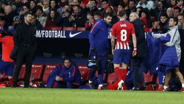 Simeone observa cómo Saúl se retira lesionado en el partido contra el Girona.