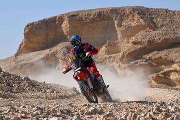 Monster Energy Honda Team's Chilean biker Jose Ignacio Cornejo Florimo controls his bike as he competes during Stage 4 of the Dakar Rally 2024, between Al Salamiya and Al Hofuf, Saudi Arabia, on January 9, 2024. (Photo by PATRICK HERTZOG / AFP)