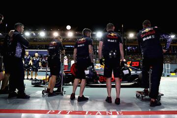 Max Verstappen en el pit lane junto con sus mecánicos.