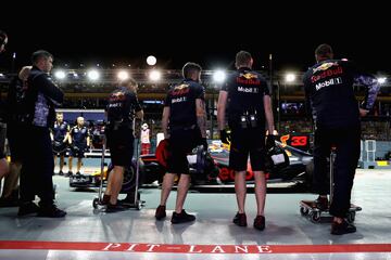 Max Verstappen en el pit lane junto con sus mecánicos. 