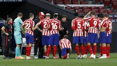 Simeone da instrucciones a sus jugadores en una pausa ante el Valladolid.