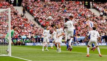 Le Normand marca de cabeza el 1-0 para el Atlético de Madrid. 