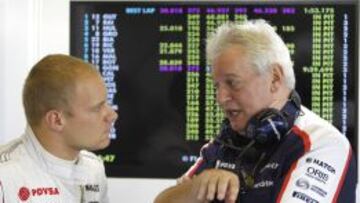 Pat Symonds charla con Valtteri Bottas.